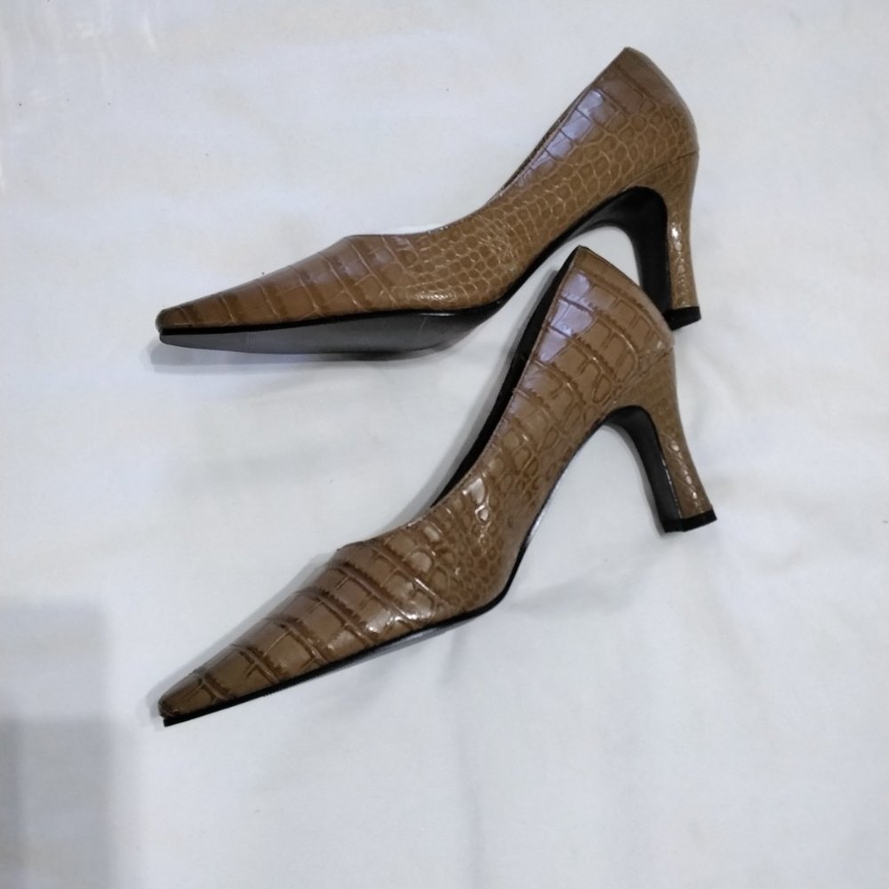 Natalie Women pumps Cocodrile Skin Patterns Beige Brown Size 7.5 Slip on 3" Heel